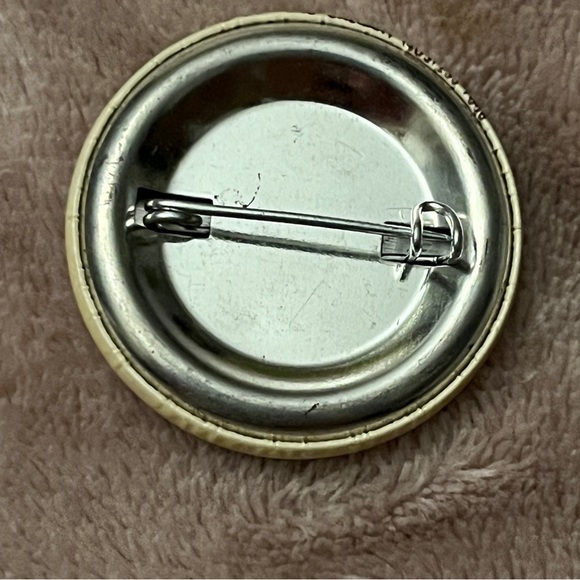 1975 Calgary Stampede Pinback Button - Picture 3 of 4